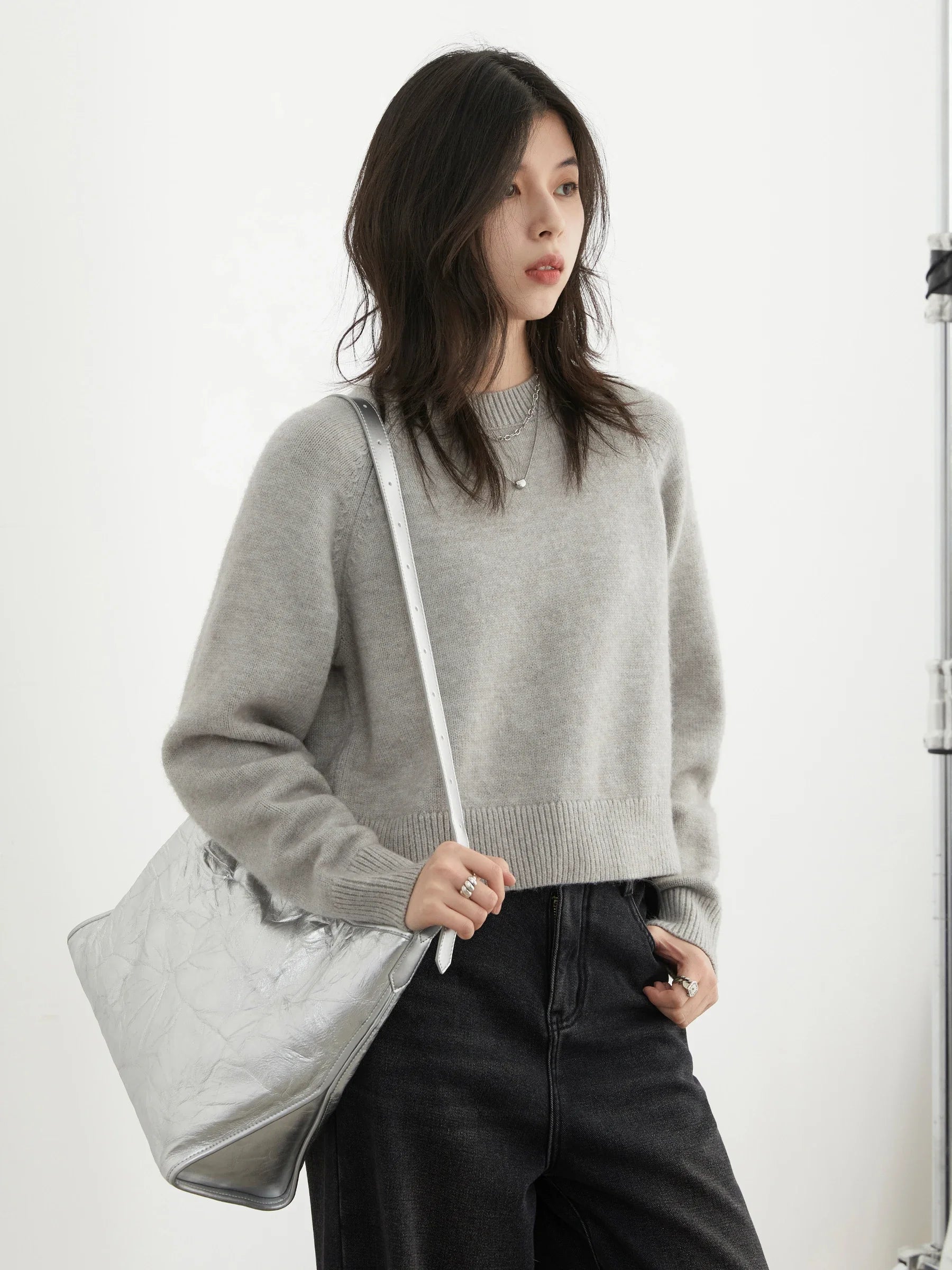 Cozy Loose Knitted Jumper with Raglan Sleeves, crafted from soft, luxurious fabric for ultimate comfort. This versatile piece features a flattering loose fit and breathable design, perfect for lounging at home or stylish brunch outings. Available in classic colors,