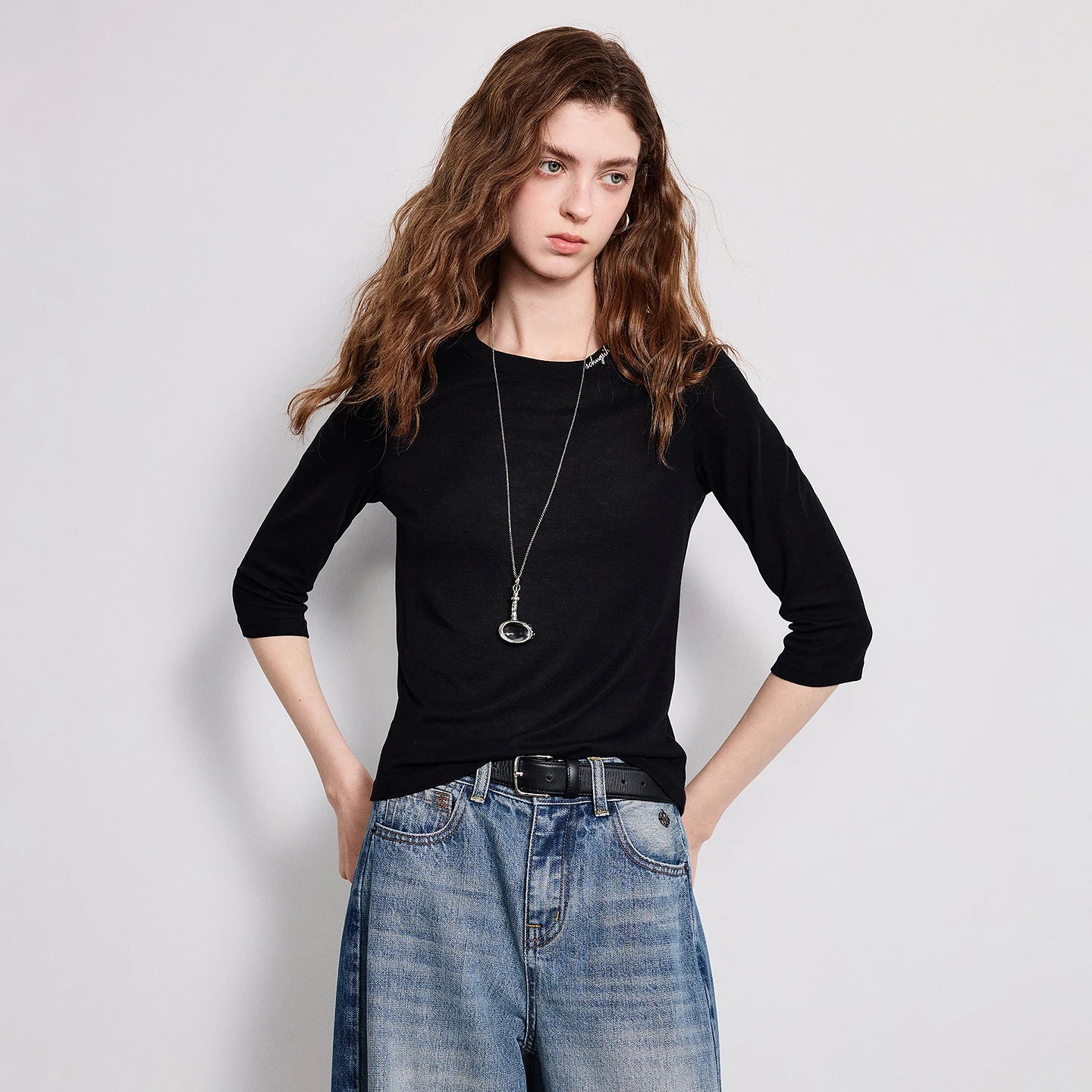 Slim Crew Neck Embroidered Knit Top